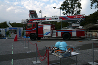 はしご車もありました。近くにヘルメットとかもあるとおり、乗車（？）体験ができました。