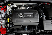 「ゴルフ」シリーズでは初となる1.8リッターTSIエンジン（180ps、28.6kgm）。