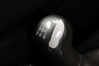 使い込まれて、塗装がはげてしまったシフトノブ。