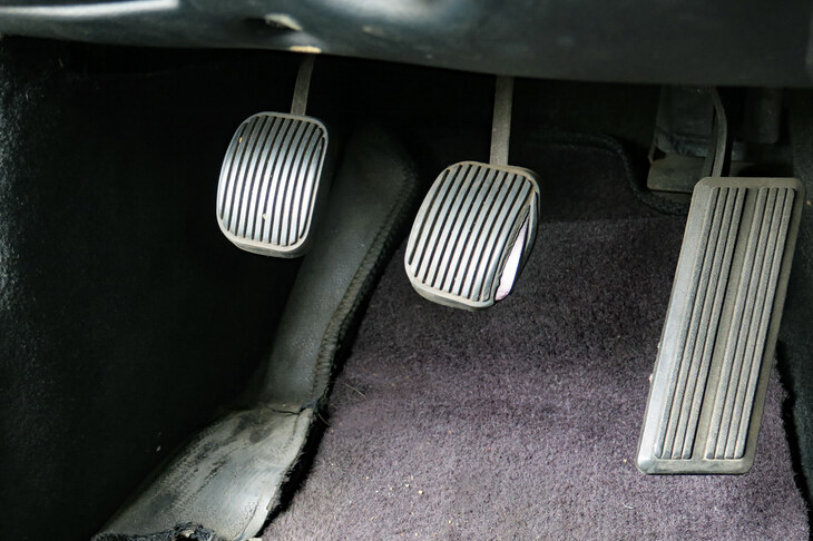 クラッチペダルに関しては、どう考えてもおかしかった手前すぎるミートポイントが、一般的な奥まった位置に移動。おかげで短足の筆者は、足をしっかり伸ばさないとクラッチの操作ができなくなってしまった。うーん、痛しかゆし。