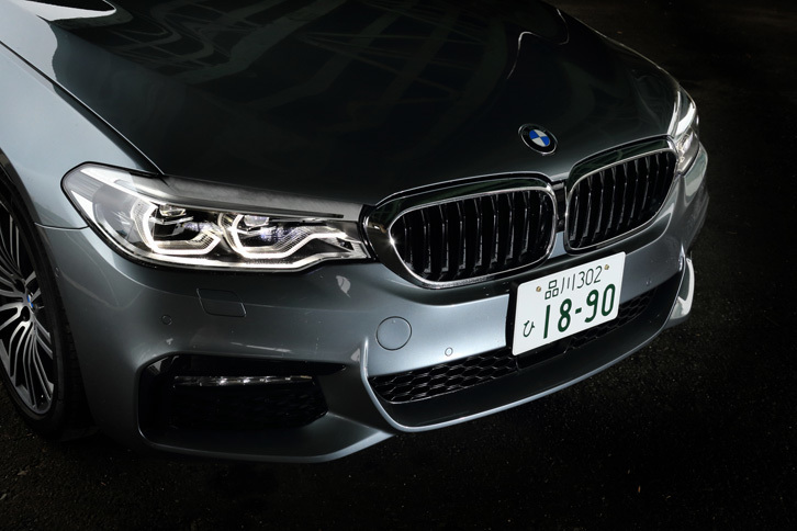 「Mスポーツ」専用デザインのバンパーを備えたフロントまわり。フロントグリルにはエンジンルームへの空気の流入量を調整し、空気抵抗を低減するシャッターが標準装備される。