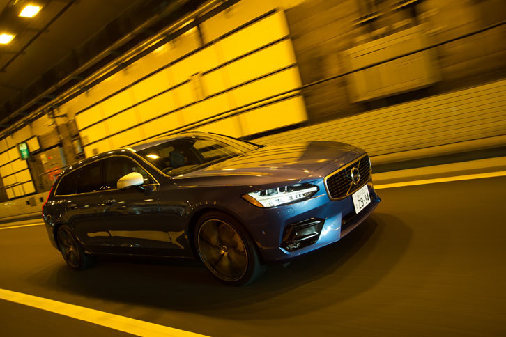 今回の試乗では約150kmをドライブ。15.5リッターのハイオクガソリンを消費し、満タン法で9.8km/リッターの燃費を記録した。