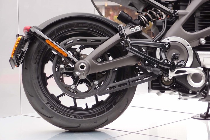 ホイールのサイズは前後とも17インチ。ミシュランの「スコーチャー スポーツ」タイヤが組み合わされる。