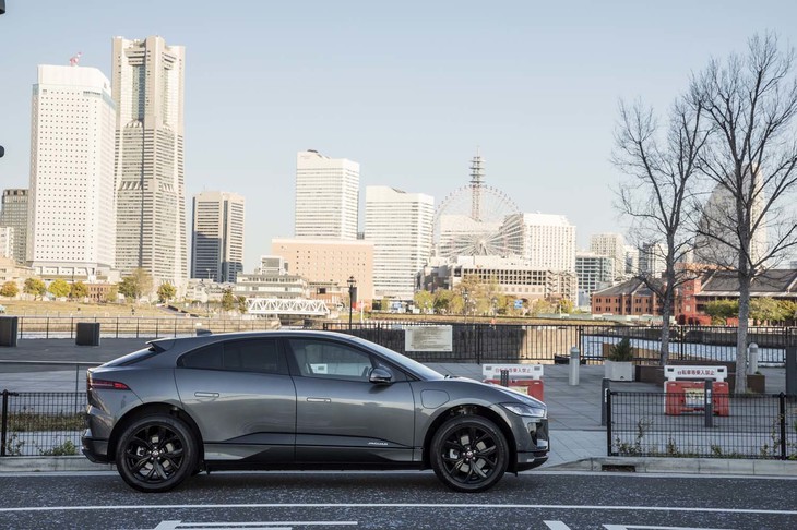 短いオーバーハングに対して長いホイールベースが印象的な、「Iペース」のサイドビュー。低く伸びやかなスタイリングは、フルフラットなアンダーボディーとともに空力性能に貢献する。