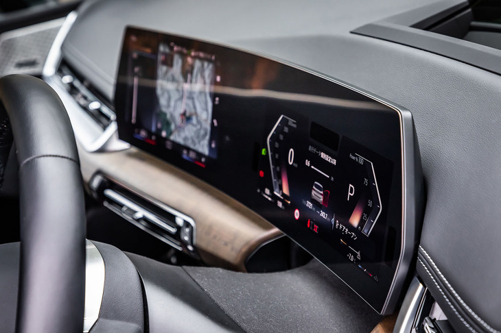 BMWのコンパクトモデルでは初採用となる「BMWカーブドディスプレイ」。10.25インチの液晶式メーターパネルと10.7インチのセンターディスプレイが一体化されている。