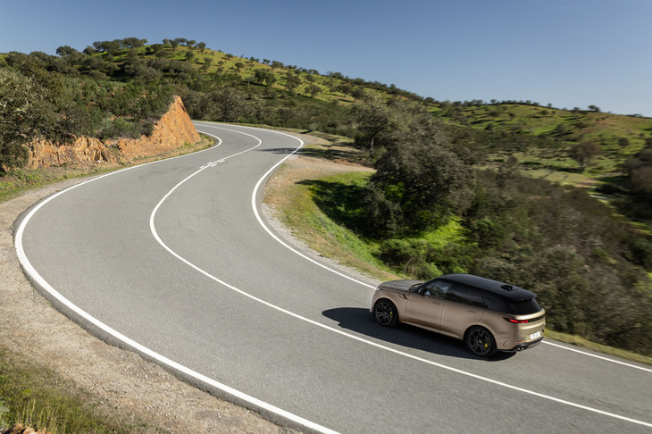 常にフラットライドを維持するという「6Dダイナミクスエアサスペンション」のメリットは、さまざまなシチューションで実感できる。快適なドライビングが楽しめる一方で、システムの制御に違和感は全くない。