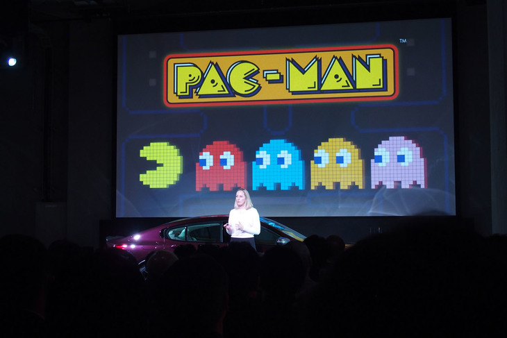 ビデオゲーム「パックマン」とのコラボレーションを発表するBMWブランドマネジメントディビジョン本部長のミカエラ・キニガー氏。