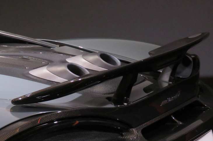 リアセクションに備わる固定式のリアウイングと、トップエグジット型エキゾーストシステムのマフラー。