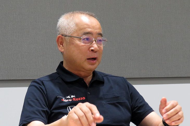 「オデッセイ」の開発を担った浅木泰昭氏。ホンダの第2期F1活動にも携わってきた人物で、市販車としてはオデッセイのほかにも、ホンダにとって起死回生の軽乗用車となった初代「N-BOX」や「N-ONE」の開発も主導した。現在（2018年）はホンダF1活動のパワーユニット開発責任者に就任している。