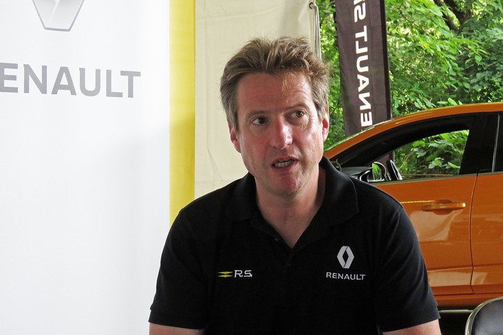 フィリップ・メリメ氏の肩書は「RIDE AND HANDLING CHIEF ENGINEER」。本人いわく「シャシー全般が私の担当」とのこと。ハンドリングが身上のルノー･スポールにとっては、重要人物である。