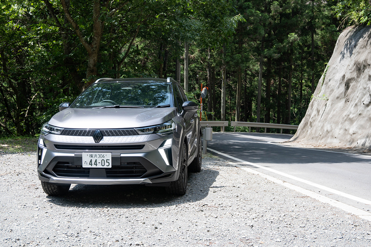 「ルノー・キャプチャー」で「日本のパリ」を目指す。これはパリ（と思われる地域）近郊の林道で。もう少し進んだところで舗装路ではなくなったため引き返した。