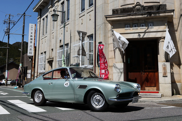 1965年「ASA 1000GT」。フェラーリが企画したフェラリーナ（小型フェラーリ）の製造権を買い取ったASAが100台ほど生産した希少車。スタイリングはジウジアーロ、シャシー設計はジオット・ビッザリーニ、1リッター直4 SOHCエンジンの設計はカルロ・キティというオールスターキャストによる珠玉のGTである。