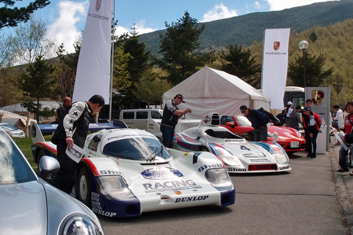 会場の一角には、ポルシェのブースも。ドイツから空輸したという貴重な「956」（写真中央）と「936/77」（同奥）が展示された。