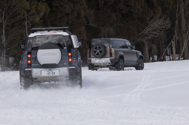 ゲレンデを登る2台の「ディフェンダー」。やはり都市部よりもこうした大自然の中を走っているほうがしっくりくる。