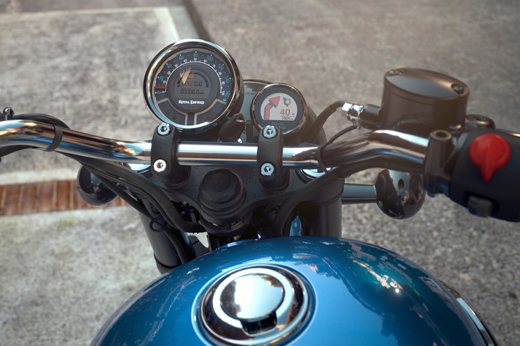 メインの円形メーターとは別に、その右側に独立した「ロイヤルエンフィールド トリッパ―」が装着される。この独自のナビゲーションシステムは、専用アプリをインストールしたスマートフォンと連携することでGoogleマップの利用が可能となる。