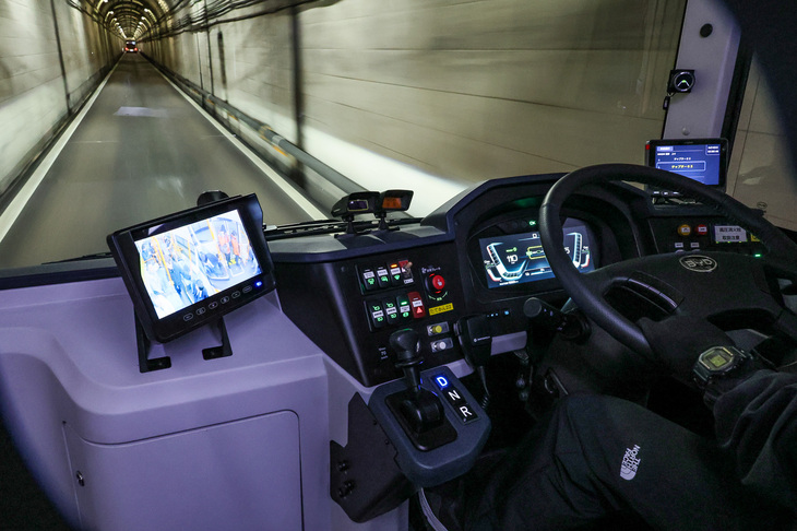 運転席からの眺め。立山トンネル電気バスの運行ルートはすべてトンネル。中間地点にはすれ違うためのスペースがある。