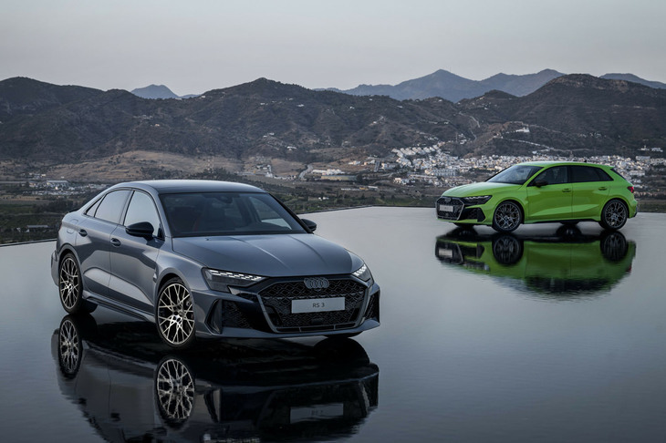 「アウディRS 3セダン」（写真左手前）と「RS 3スポーツバック」（同右奥）。
