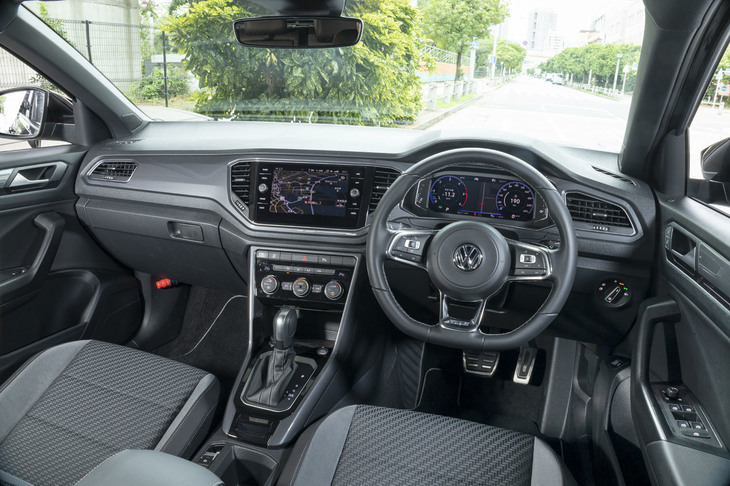 インストゥルメントパネルまわりでは、センターディスプレイをダッシュボードの最上段、メーターパネルと同じ高さに据えている点が特徴。視点移動の少ない、昨今のフォルクスワーゲン車に共通する思想である。