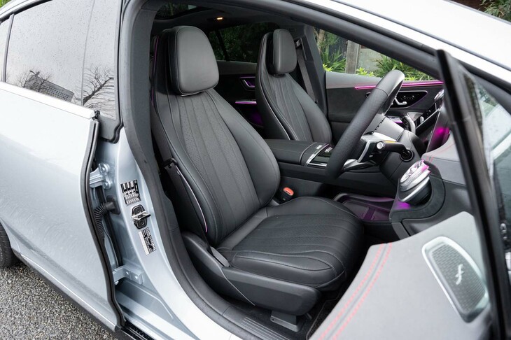 スポーツシートはオプションの「AMGラインパッケージ」によるもので、標準装備は本革のコンフォートシートとなる。