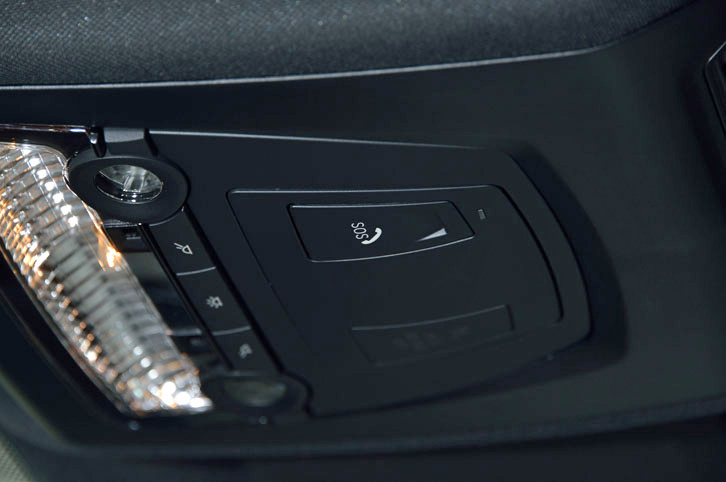 「X4 M40i」では、路上での車両トラブルに24時間対応するエマージェンシーサービスが利用できる。写真中央は、その呼び出しボタンで、前席の頭上にレイアウトされている。