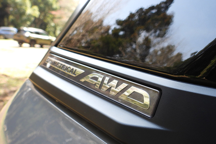 スバル・フォレスター プレミアムS：HEV EX（「SYMMETRICAL AWD」バッジ）