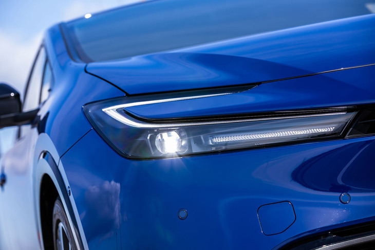 薄型のヘッドランプデザインも新型「プリウス」の特徴。全グレードにBi-Beam LEDヘッドランプとLEDターンランプ、LEDクリアランスランプ、そしてLEDデイライトが採用される。