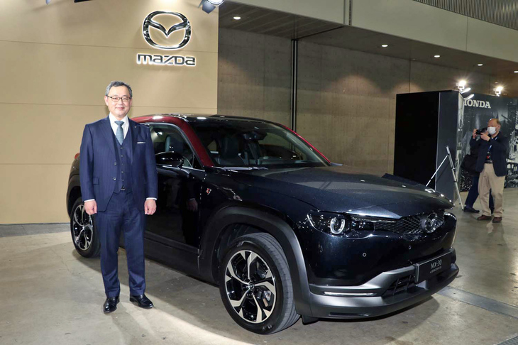 「マツダMX-30 e-SKYACTIV R-EV」と、マツダの青山裕大取締役専務執行役員。