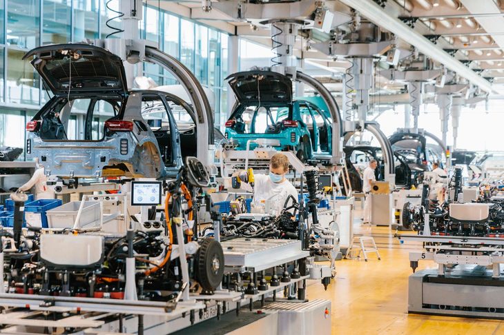 ドレスデンの工場を流れる「ID.3」。VWの発表をもとに計算を立てると、2030年までにグローバルの自動車販売台数は、今日の1.6倍に膨れ上がることになる。