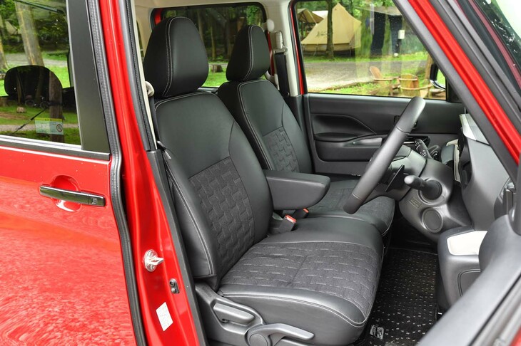 シート表皮は合皮とファブリックの組み合わせではっ水加工が施される。左右で共有ながら立派なセンターアームレストが備わっている。