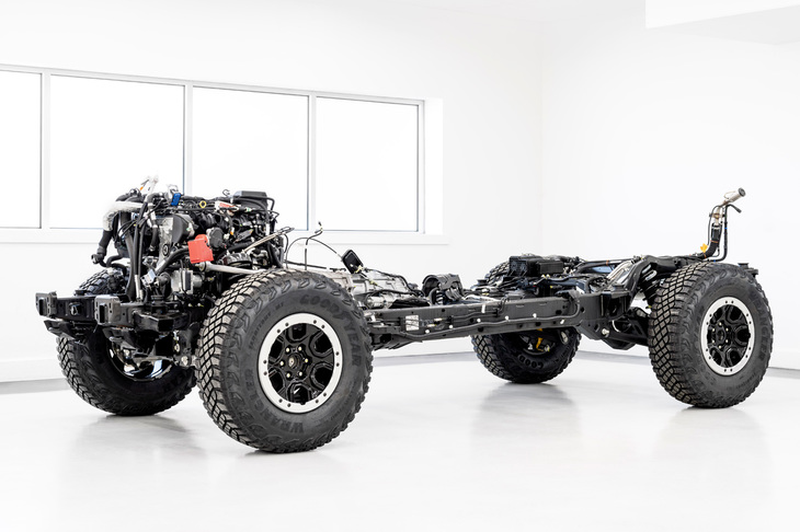 車両骨格にはピックアップトラック「レンジャー」のものを採用。シャシーはラダーフレームで、サスペンションは前がダブルウイッシュボーンの独立懸架、後ろが5リンクのリジッドアクスルとなる。