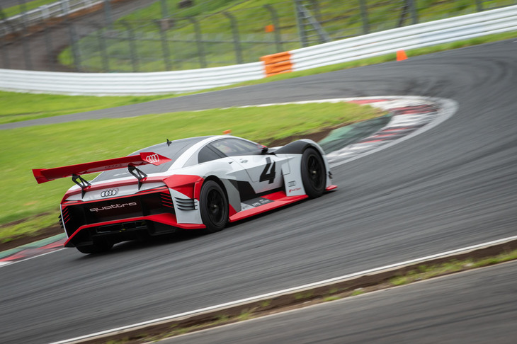 「e-tron Vision Gran Turismo」は、出力200kWのモーターをフロントアクスルに1基、リアアクスルに2基搭載する電動レーシングカーである。システム総合出力は815psに達する。