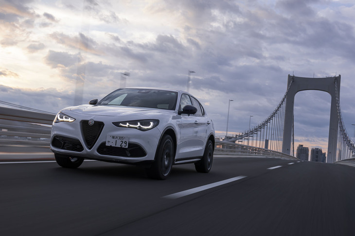 「ステルヴィオ」の電子制御式4WDシステム「Q4」は基本的にリア駆動で、状況に応じてフロントに最大50％のトルクを配分する。そのドライブシャフトが軽量・高剛性なカーボン製であるのも、同モデルの特徴のひとつである。