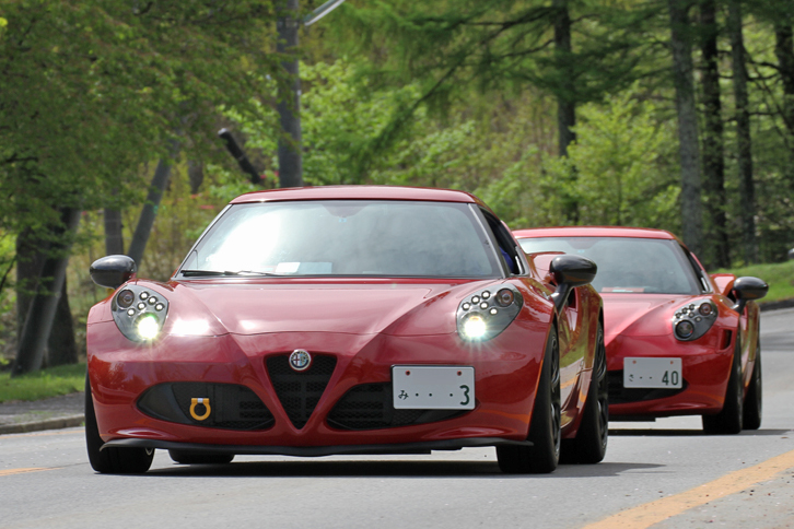 会場へのアプローチを駆け上がる2台の「4C」。