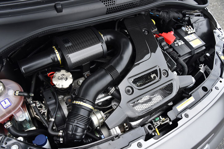 エンジンには大型のフロントレーシングインタークーラーやBMC製カーボンエアクリーナーボックスなどを採用。排気系にはアクラポヴィッチ製デュアルステージエキゾーストシステムが用いられている。