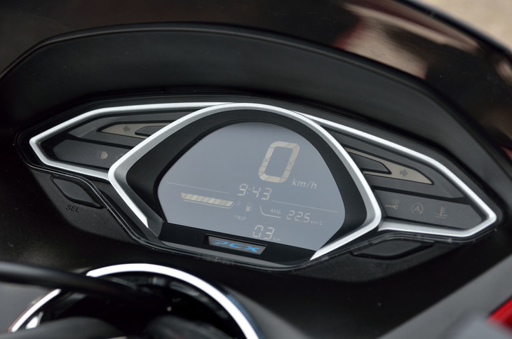 ウイング型のメーターパネル。中央にはデジタル表示の速度計や燃費計が、両サイドには各種の警告灯がレイアウトされる。