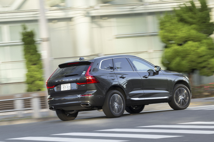 市街地を行く「XC60 T5 AWDインスクリプション」。その走りは、新世代のプラットフォームやパワートレインのみならず、最新のインフォテインメントシステムにも支えられている。