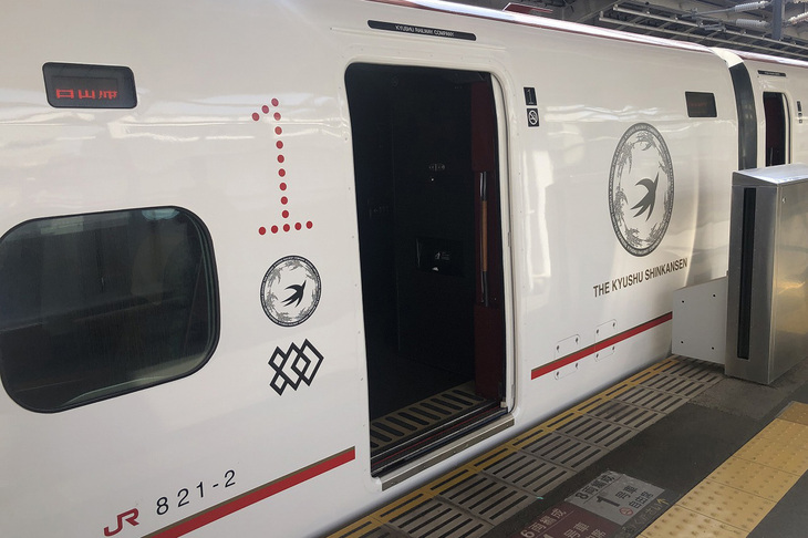 特徴的なデザインが施された「800系」の車体側面。水戸岡さんはインタビュー当時、「建築物は動かないから、エンブレムの類いはうるさいですけど、動くものはエンブレムがなくちゃいけないと思ってます」と述べた。