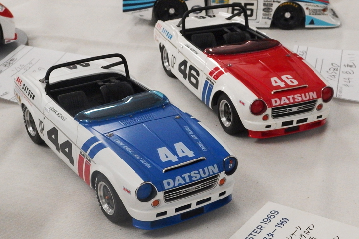 「BREダットサン2000ロードスター1969」。ピート・ブロック率いるブロック・レーシング・エンタープライズ（BRE）からアメリカのレースにエントリーし、1969年のSCCAプロダクションDクラスを制したマシン（左、右は色違いの同型車）。国内名「ダットサン・フェアレディ2000」のレーシング仕様で、ベースはボディーが1/24ニチモ製、シャシーが日東製とのこと。
