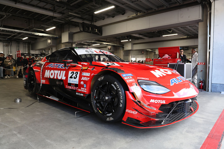 フィナーレのデモランに備えてピットでウオームアップする、今季のGT500に参戦中の「MOTUL AUTECH Z」。