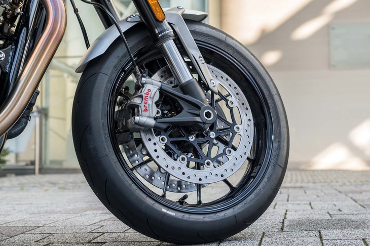 フロントブレーキは直径320mmのツインディスク。ブレンボ製の4ピストンラジアルキャリパーが組み合わされる。