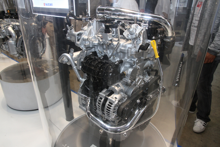 スズキが展示していた「E08A型」直列2気筒793ccディーゼルターボエンジン。インドで販売している小型車用として昨年発表されたもので、スペックはDOHC 8バルブ、圧縮比15.1、最高出力47ps（35kW）/3500rpm、最大トルク12.7kgm（125Nm）/2000rpm。
