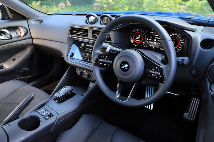 フル液晶のディスプレイに3連の機械式メーター、バイ・ワイヤのシフトセレクターに手引きのパーキングブレーキ……と、操作系にはデジタルとアナログが混在している。