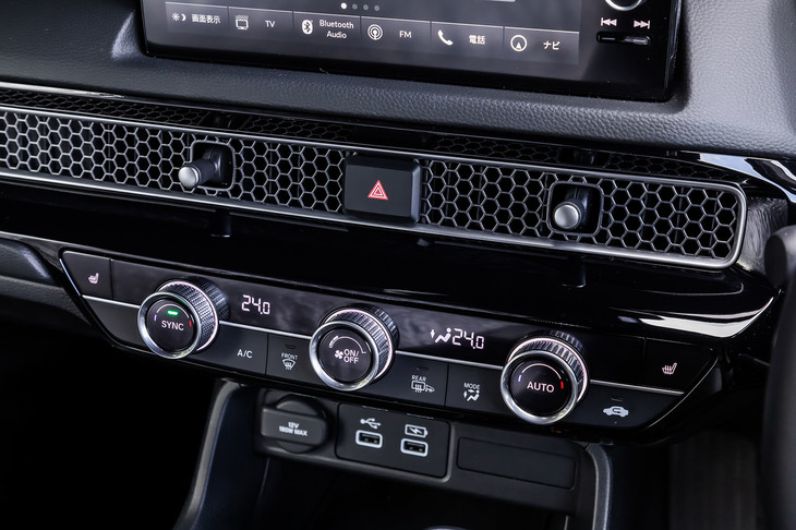 エアコン吹き出し口のルーバーは、インストゥルメントパネル表面に見えるパンチングメタルガーニッシュの奥におさめられている。