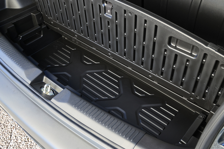 ラゲッジアンダーボックスは底部に「X」のロゴが入る。両端に持ち手が付いており、取り出しても使える。