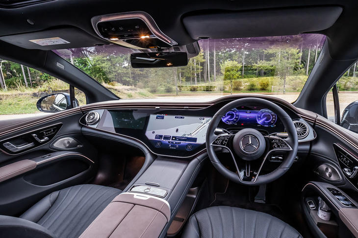 「MBUXハイパースクリーン」と名づけられた、3枚の大型ディスプレイで構成されるダッシュボード。全体が1枚のゴリラガラスで覆われたワイドスクリーンとなる。センターコンソールも含めてメカニカルなスイッチ類がほとんど残されていないのも特徴だ。