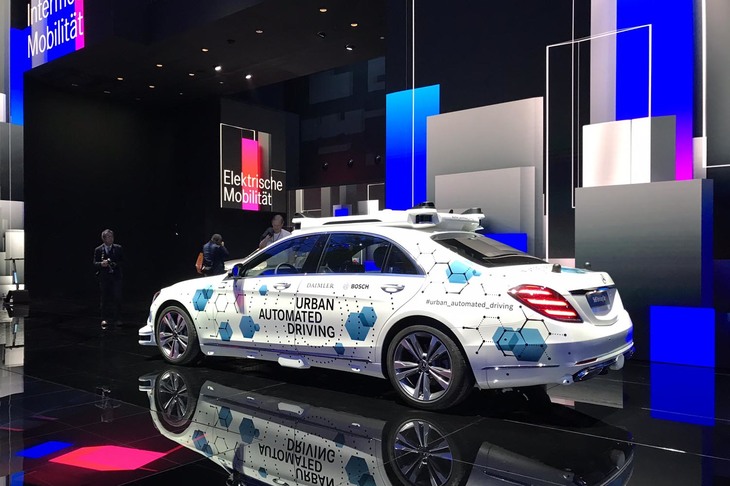 ダイムラーとボッシュが開発した、自動運転ライドシェアの実証実験用車両。