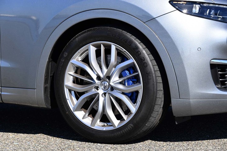 試乗車は「エフェストプラティナムホイール」と名づけられた20インチホイールを装着していた。なお、標準ホイールのサイズは19インチとなる。