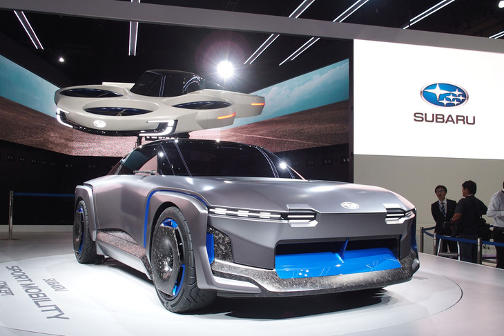 「スバル・スポーツモビリティー コンセプト」（写真手前）と「エアモビリティー コンセプト」（同奥）。