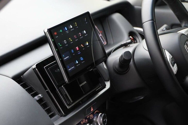 独立したタブレットのように見える本体は、左右・上下・前後方向に調整して取付けることができるほか、前後75度の角度調整も可能。あらゆる車内環境に柔軟に対応する。