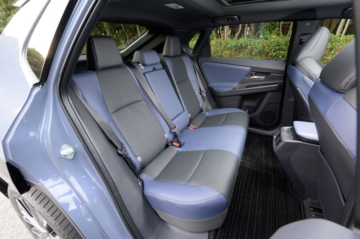 リアの左右席にも3段階で温度調整が可能なシートヒーターを装備。後席用に2口のUSB Type-Cポートも用意される。